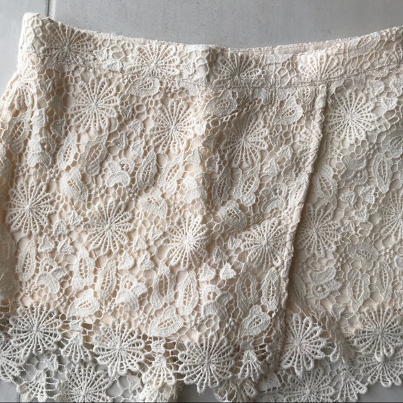 Zara Basic Ivory Lace Shorts - Picture 3 of 8